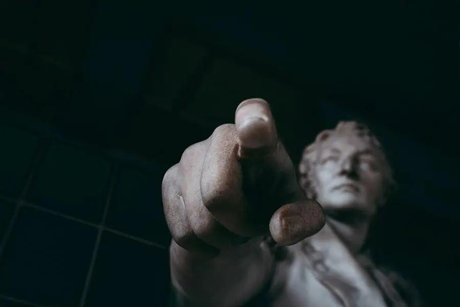 estàtua d'home assenyalant la càmera